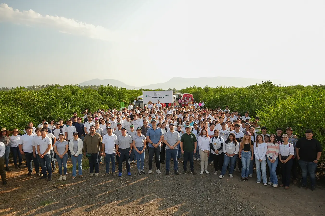 Voluntarios de la Universidad de Colima y Grupo GO reunidos en la huerta durante ReforestAcción 2026 en Tecomán