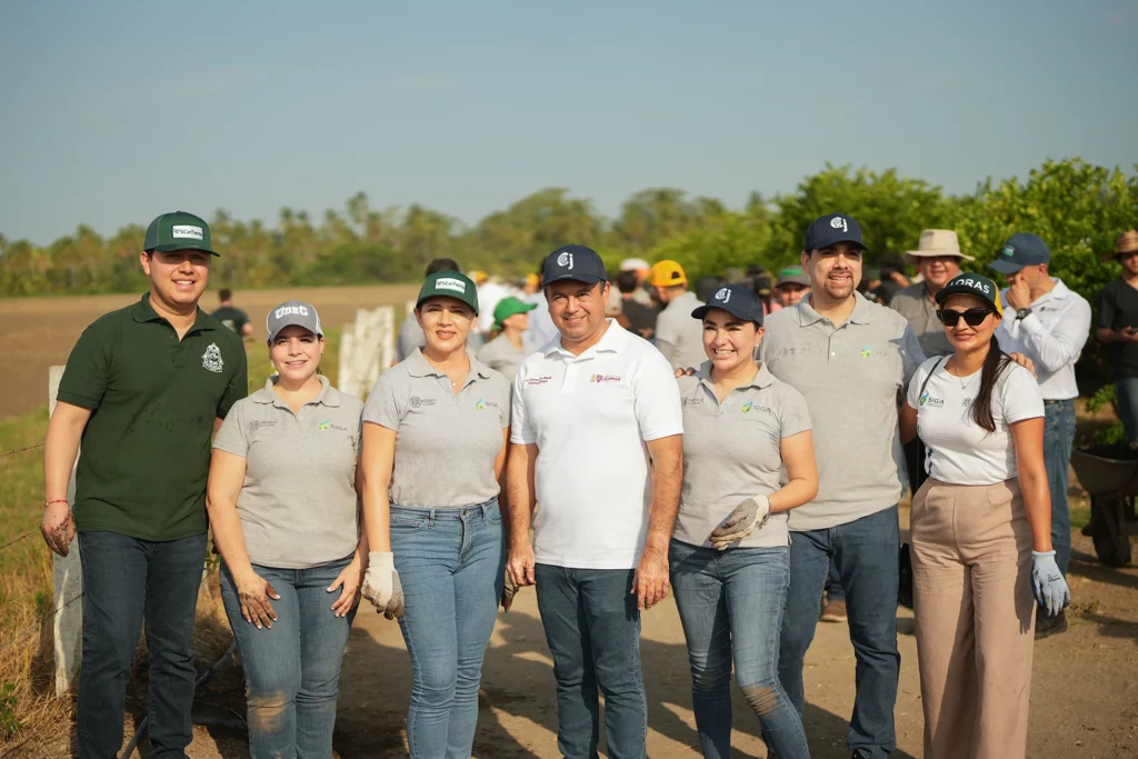 Colaboradores de Grupo GO durante la jornada de ReforestAcción 2026