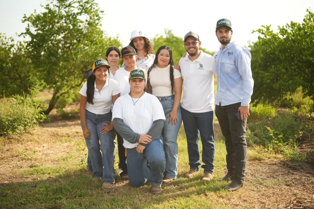 Grupo de participantes en la jornada de reforestación en Tecomán